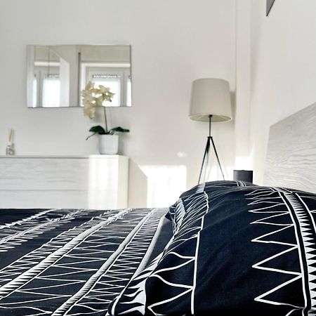 The Lake-Side Corner Apartment Комо Екстериор снимка